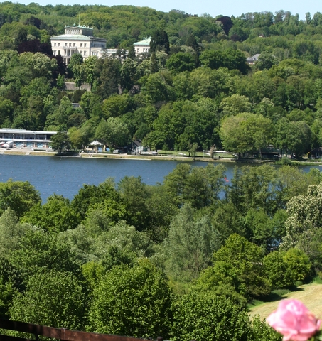 Blick auf Villa Hügel am Baldeneysee